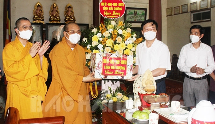 Hai Duong leaders pay visits, present gifts on Vesak occasion